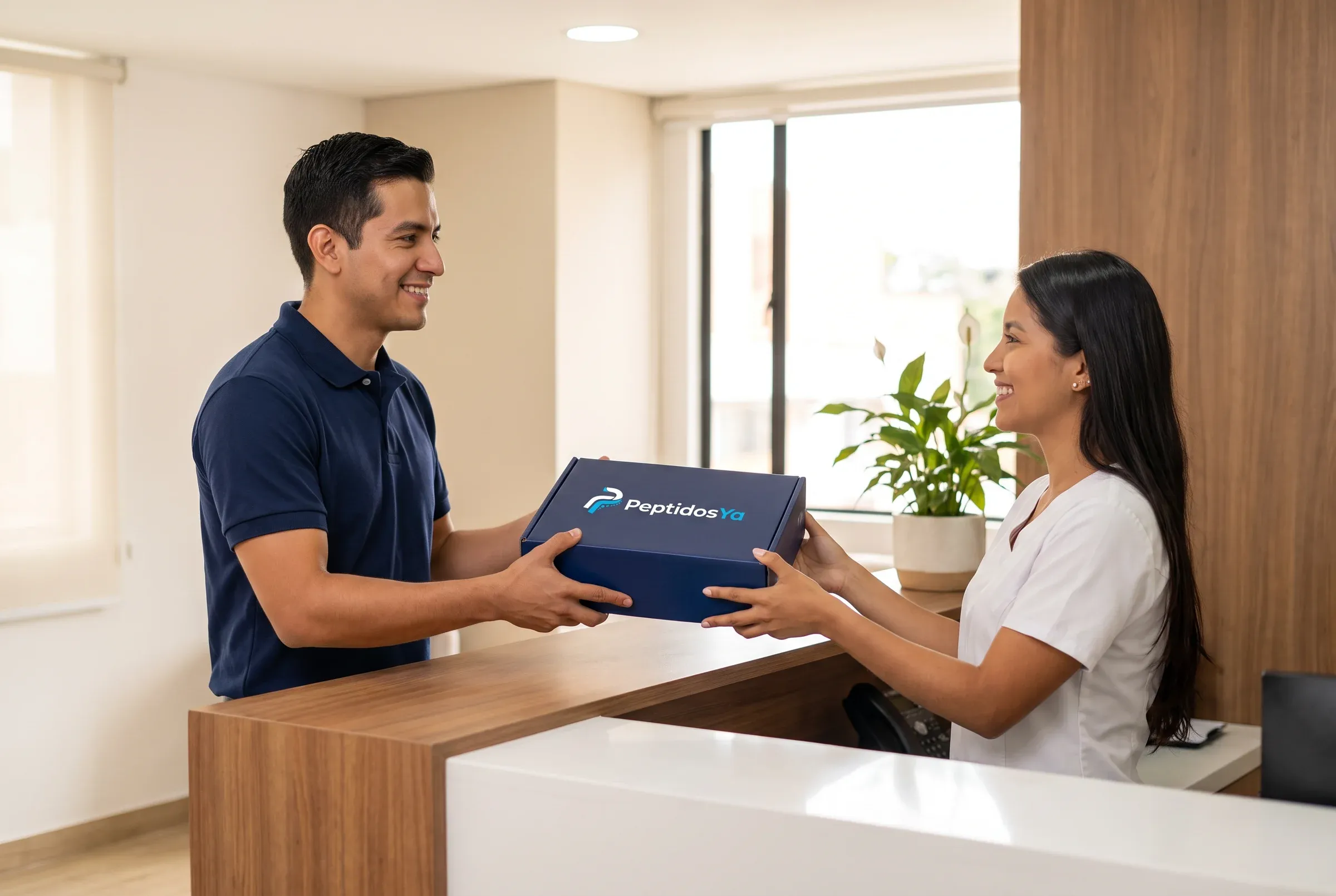 Mensajero de PeptidosYa entregando una caja en la recepción de una clínica